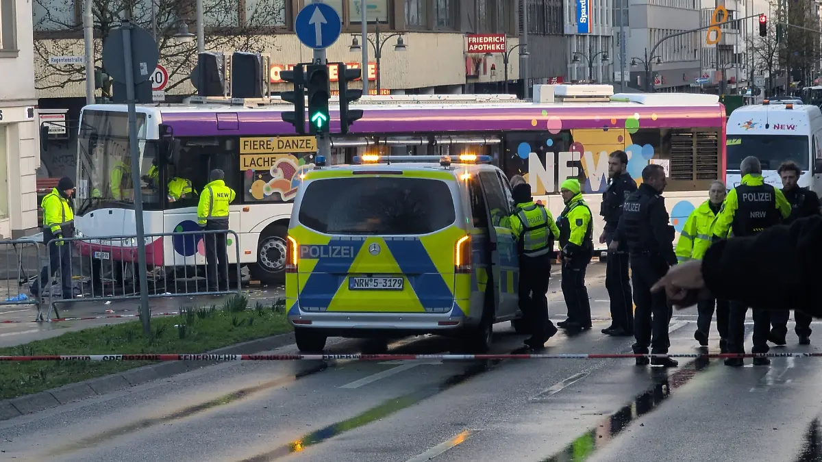 Frau gerät unter Bus bei Karnevalszug