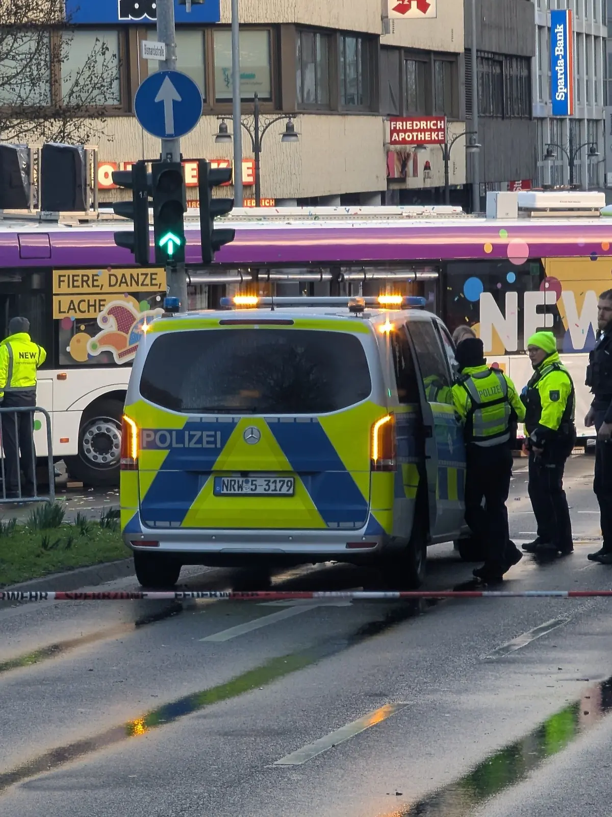 Frau gerät unter Bus bei Karnevalszug