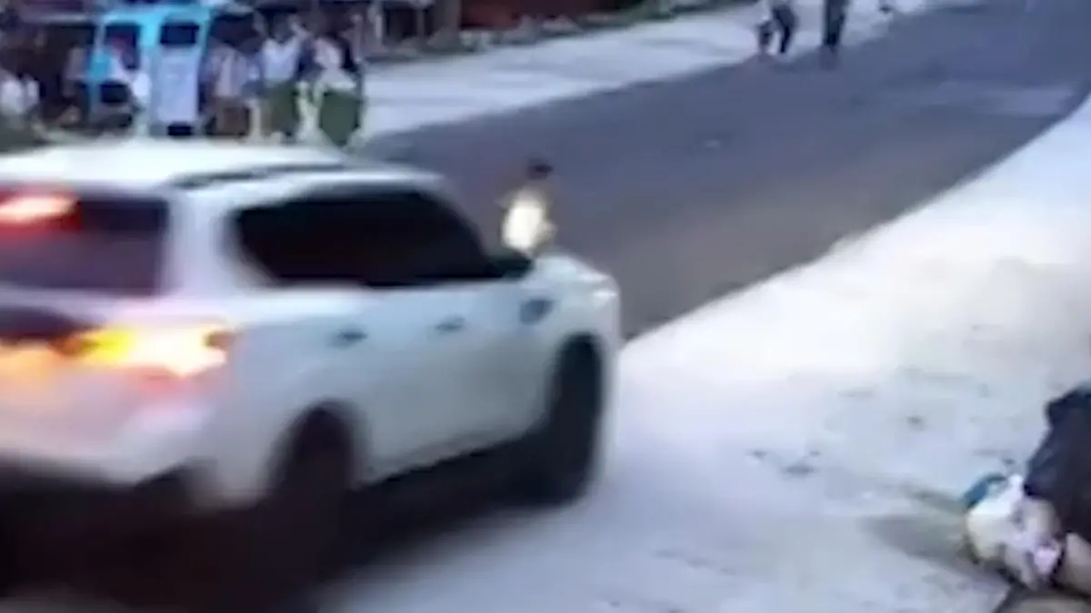 Kleinkind rennt auf Straße! Autofahrer bleibt nur dieses riskante Manöver Passanten können nicht eingreifen