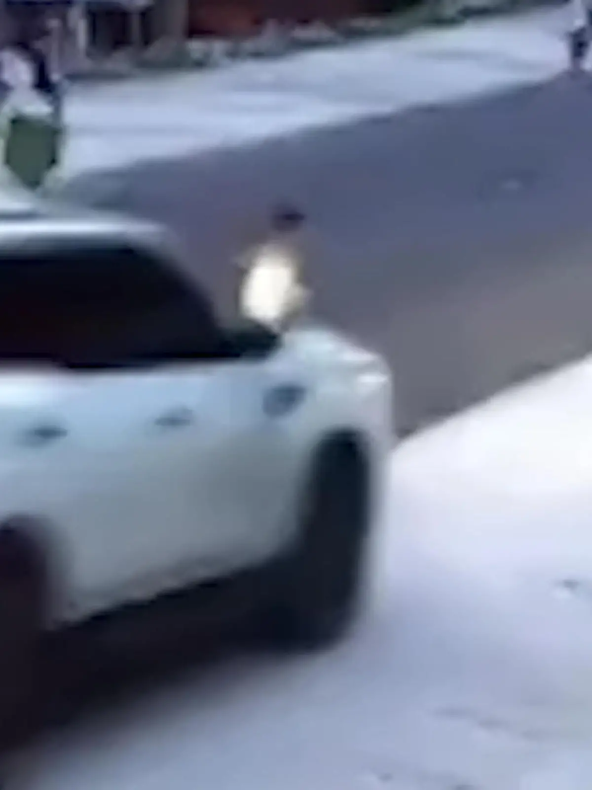 Bild zu: "Kleinkind rennt auf Straße! Autofahrer bleibt nur dieses riskante Manöver"