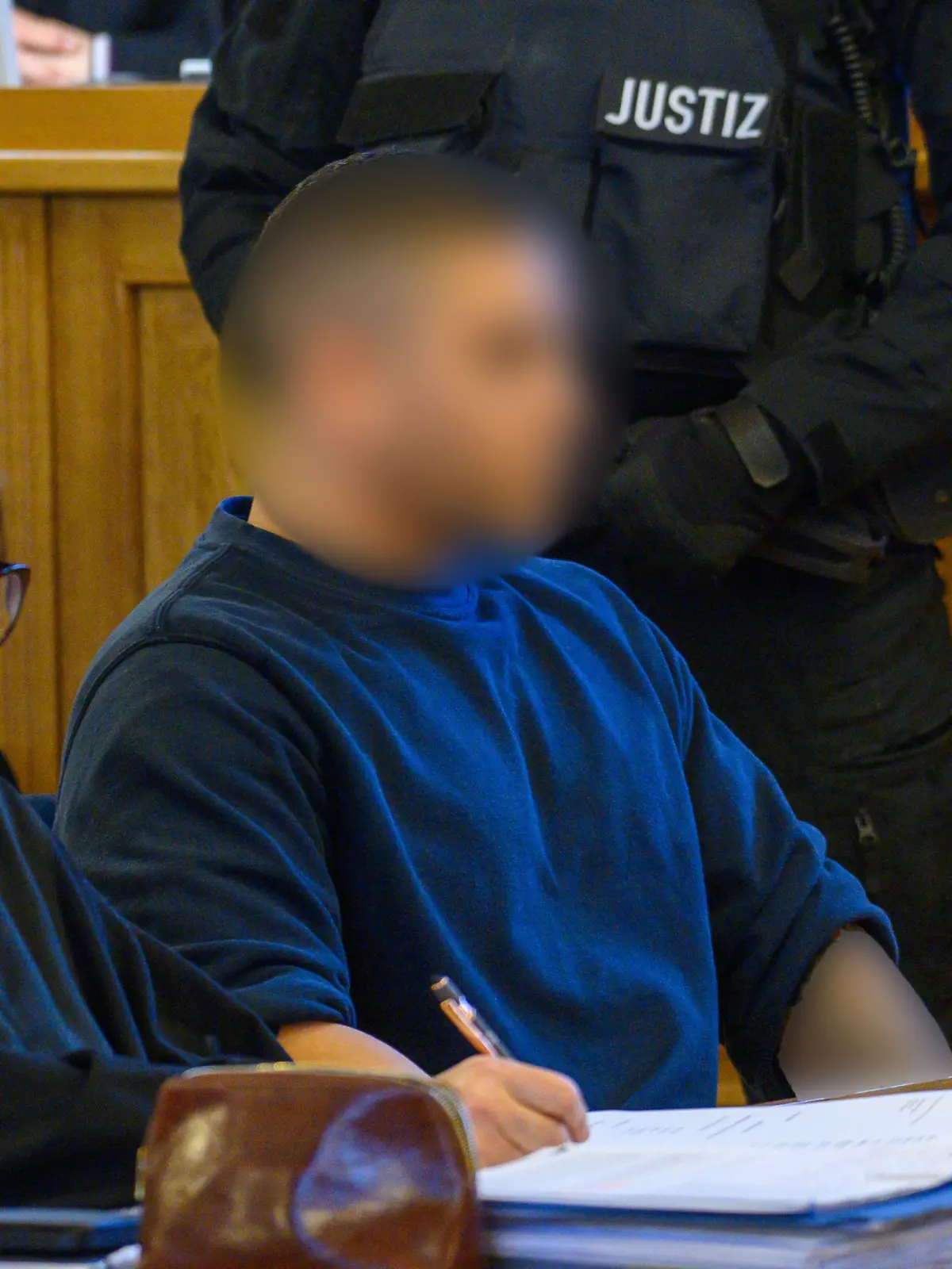 Bild zu: "Tod in Liebeszelle – Ehemann versucht bis zuletzt, seinen Kopf aus der Schlinge zu ziehen"