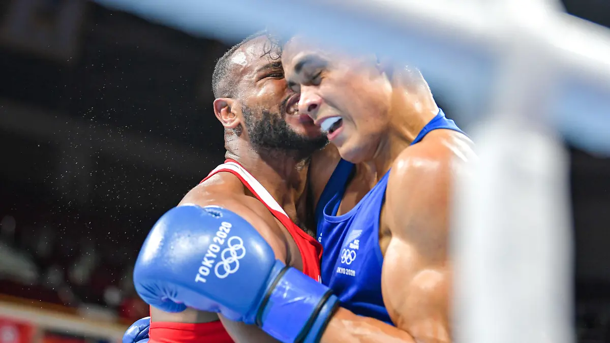 27.07.2021, Japan, Tokio: Boxen: Olympia, Vorkampf, Schwergewicht, Herren, Achtelfinale in der Kokugikan Arena. Youness Baalla aus Marokko (l) gegen David Nyika aus Neuseeland. Foto: Steve Mcarthur/PHOTOSPORT NZ/dpa +++ dpa-Bildfunk +++