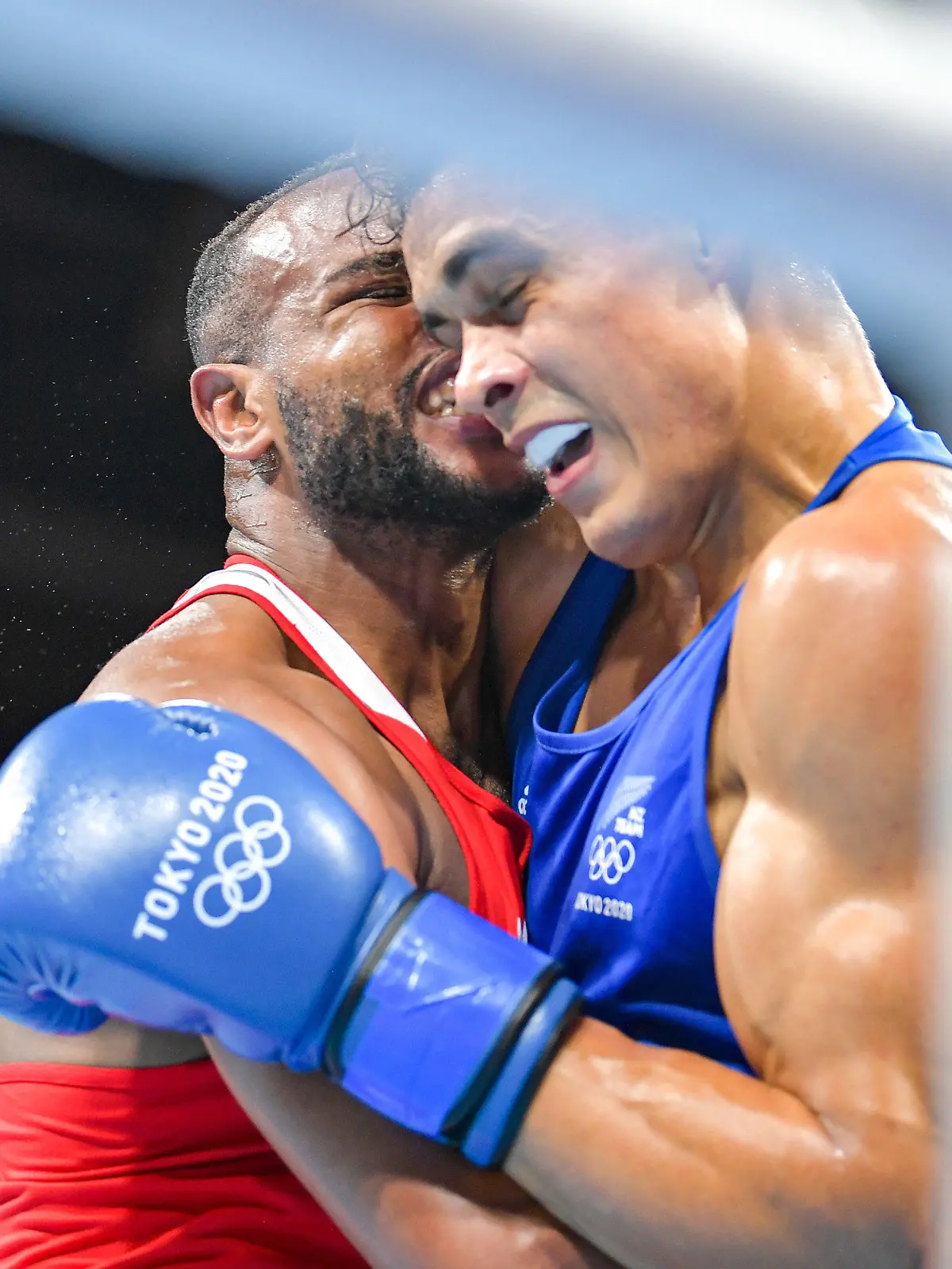 27.07.2021, Japan, Tokio: Boxen: Olympia, Vorkampf, Schwergewicht, Herren, Achtelfinale in der Kokugikan Arena. Youness Baalla aus Marokko (l) gegen David Nyika aus Neuseeland. Foto: Steve Mcarthur/PHOTOSPORT NZ/dpa +++ dpa-Bildfunk +++
