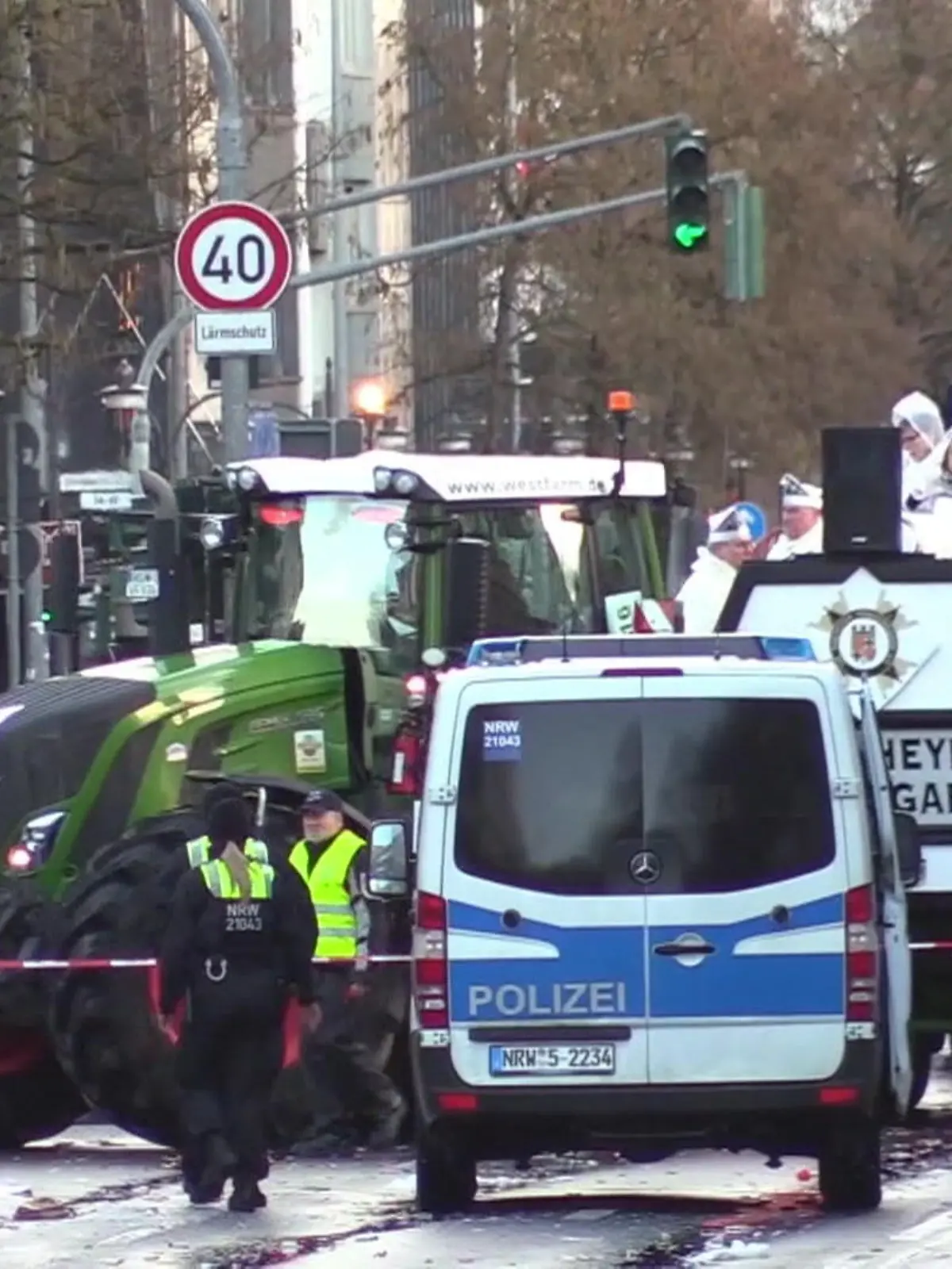 Bild zu: "Ordnerin (23) schwebt nach Karnevallszug-Unfall in Lebensgefahr"