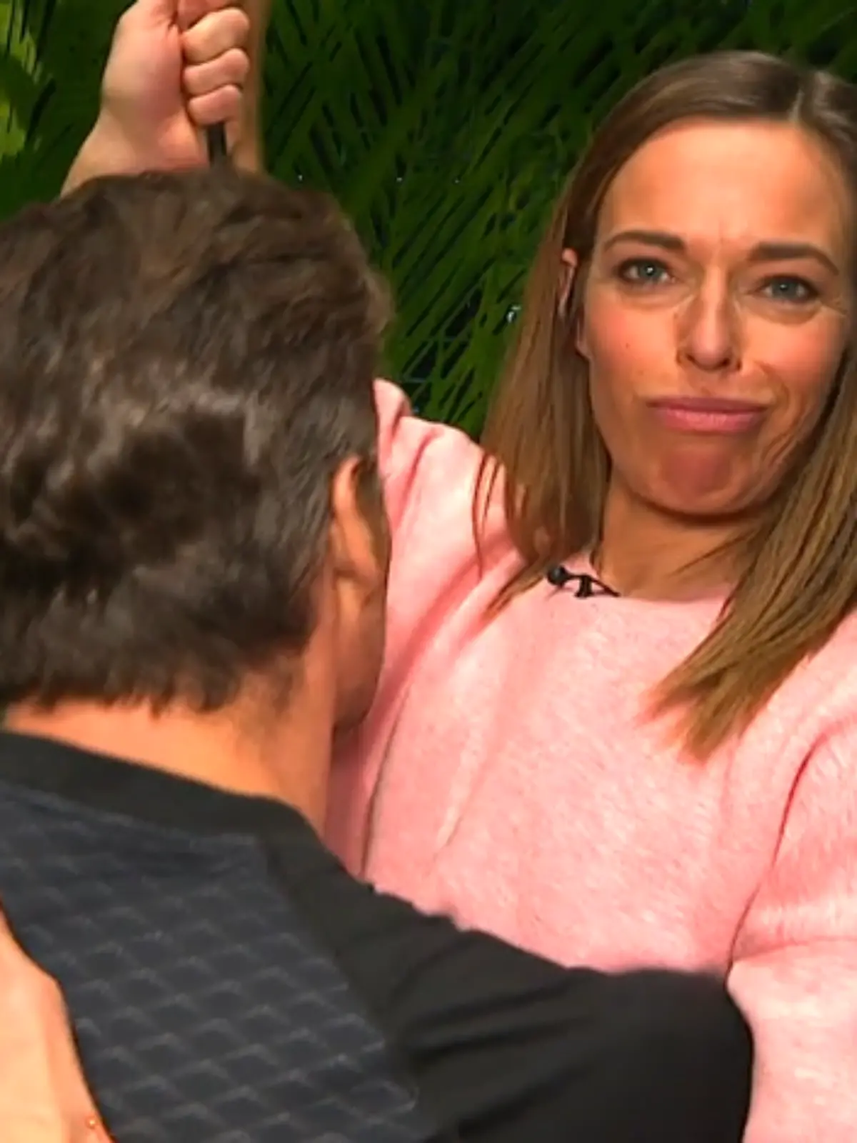 Bild zu: "RTL-Moderatorin eng umschlungen mit Alexander Klaws"