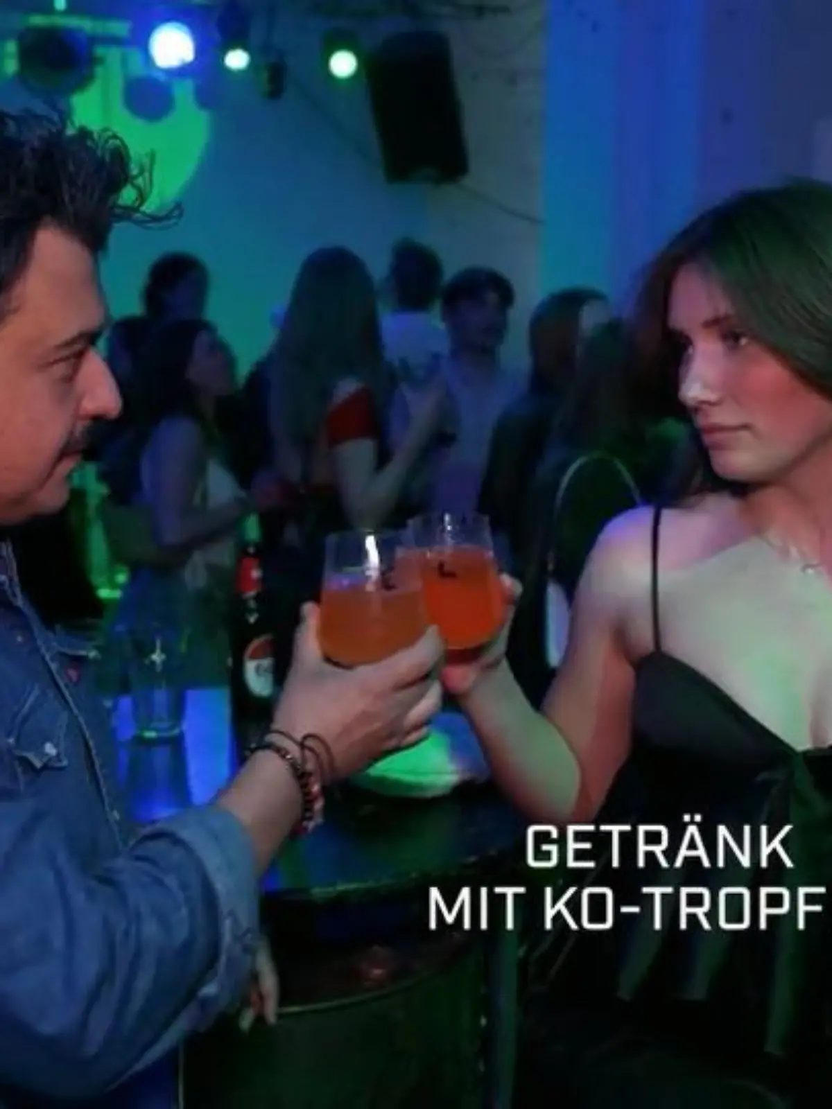 Bild zu: "Reporter lassen sich K.O.-Tropfen verabreichen – wie reagieren sie?"