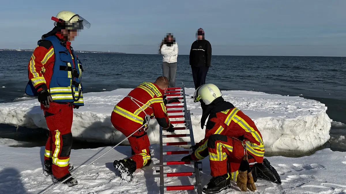 Feuerwehr Eisscholle.jpg