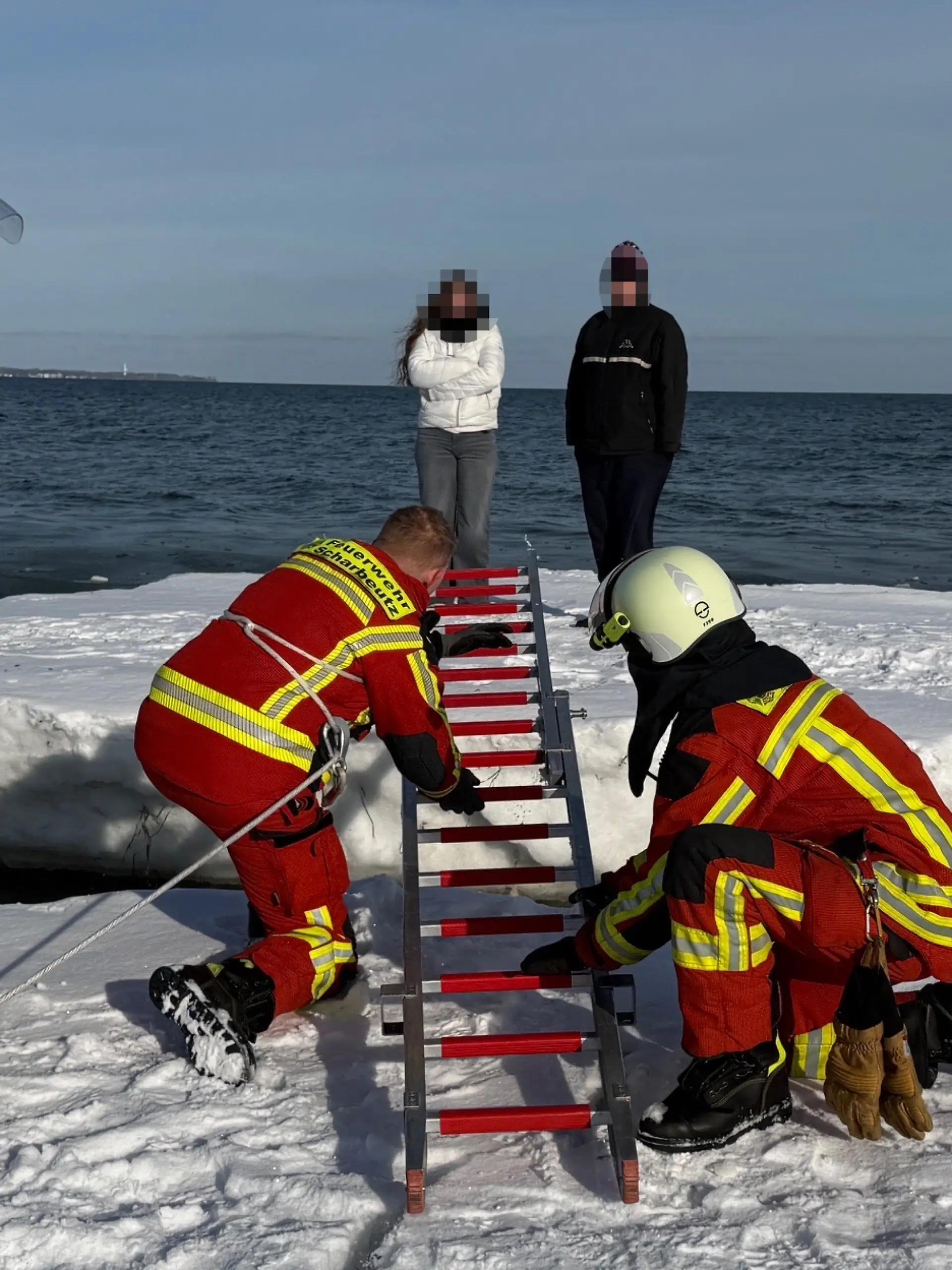Bild zu: "Jugendliche treiben mit Eisscholle auf die Ostsee"