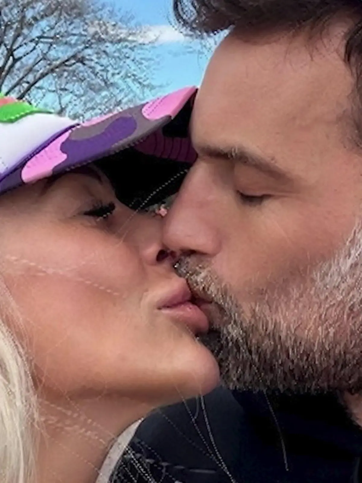 Bild zu: "Sooooo verliebt! Cora Schumacher postet Knutschfoto – und die Promis flippen aus"