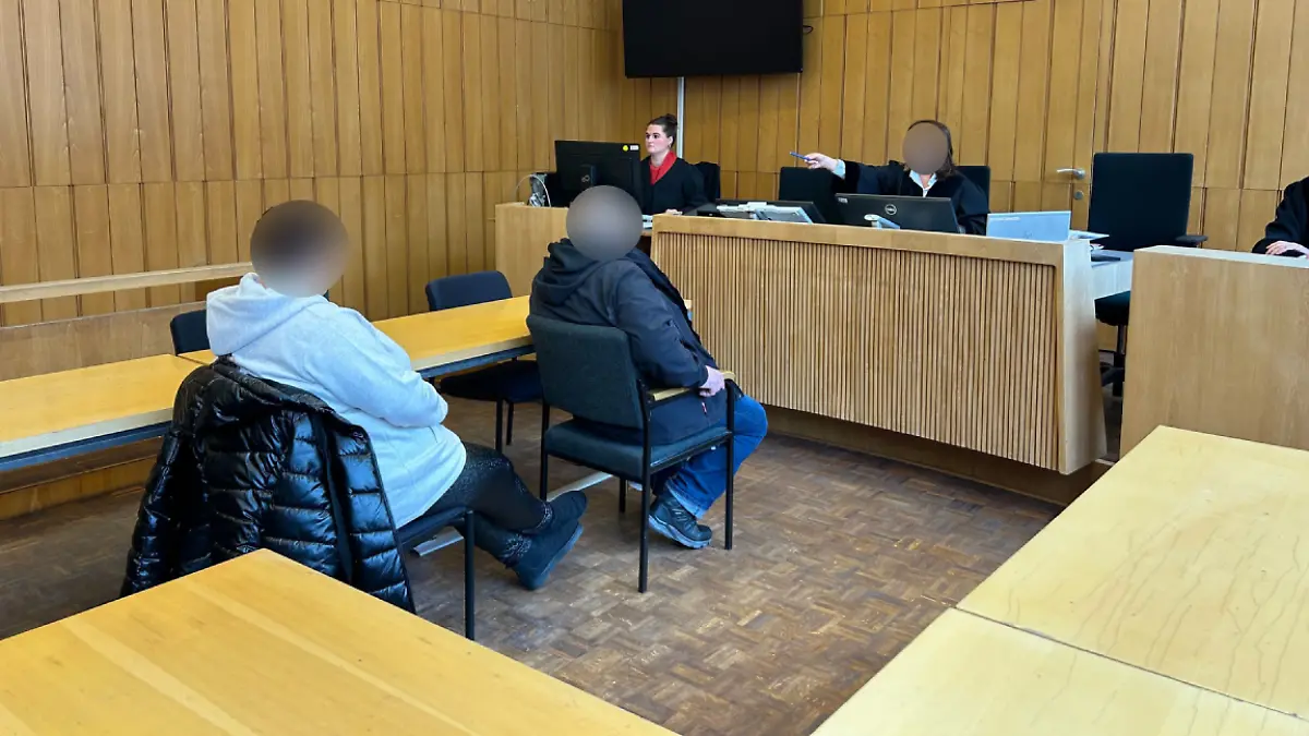 Verfahren gegen ein Elternpaar, das ihr gemeinsames Kind nach einem Besuch des Fernsehturms auf dem Alexanderplatz wegen dessen „Missgelauntheit“ geschlagen haben soll.