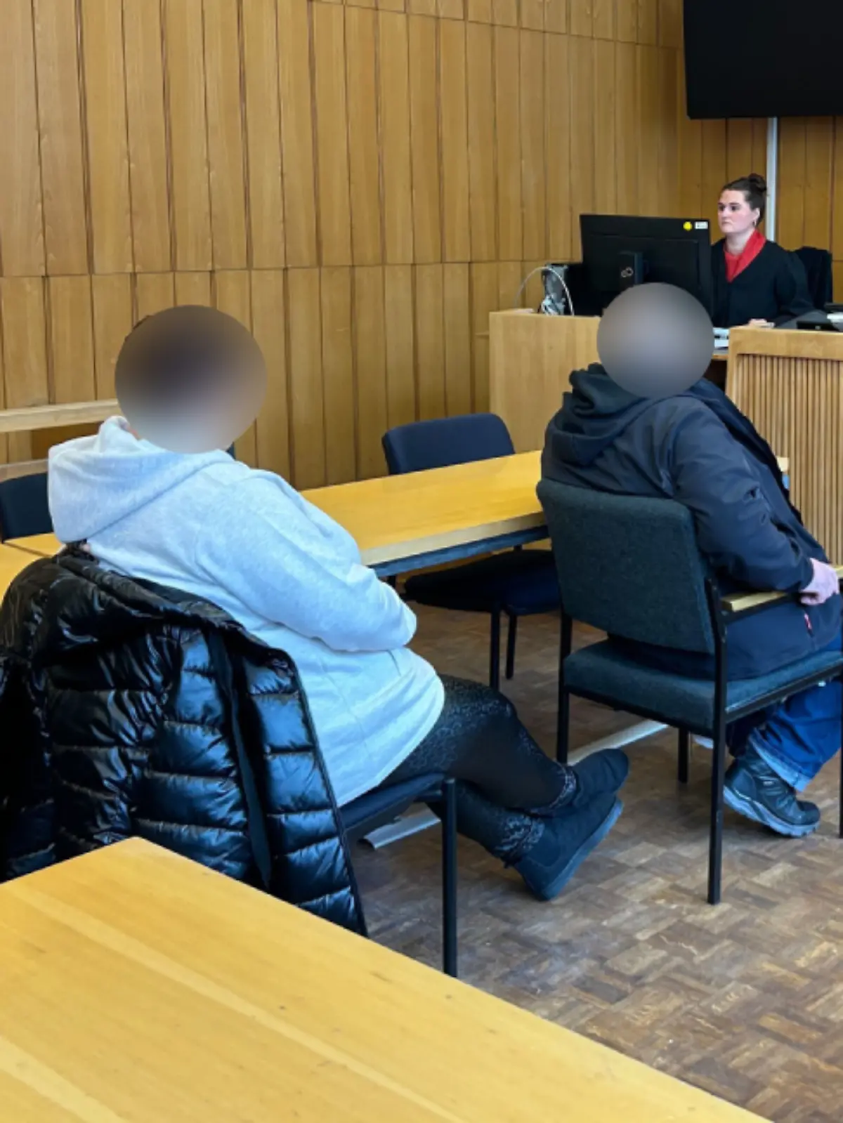 Verfahren gegen ein Elternpaar, das ihr gemeinsames Kind nach einem Besuch des Fernsehturms auf dem Alexanderplatz wegen dessen „Missgelauntheit“ geschlagen haben soll.