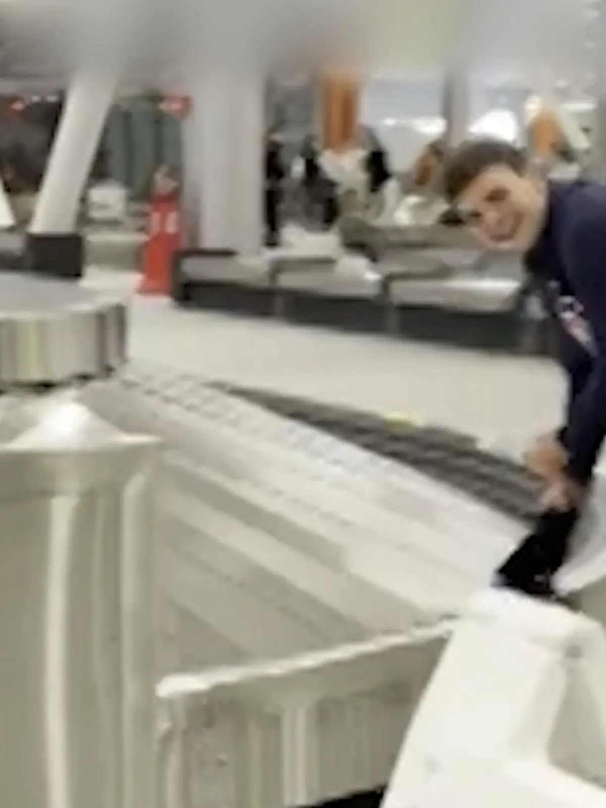 Bild zu: "Gepäckband spuckt DAS aus! Hugh (20) blamiert sich am Flughafen bis auf die Unterhose"