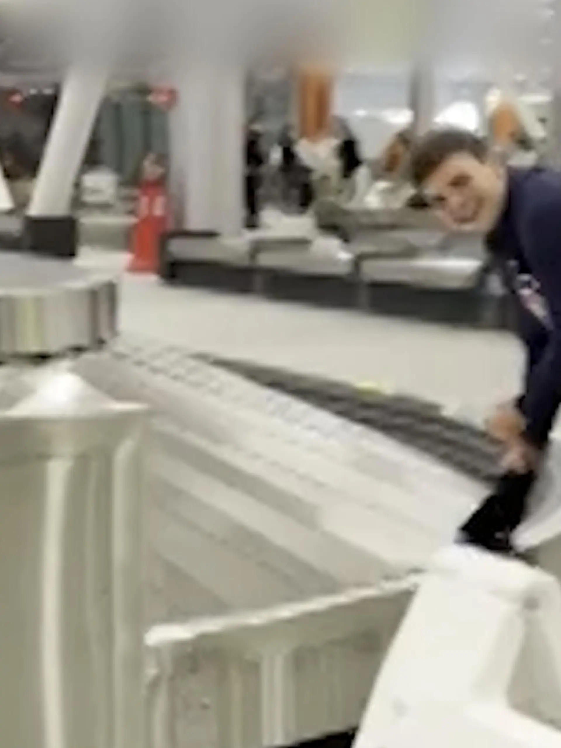 Bild zu: "Gepäckband spuckt DAS aus! Hugh (20) blamiert sich am Flughafen bis auf die Unterhose"