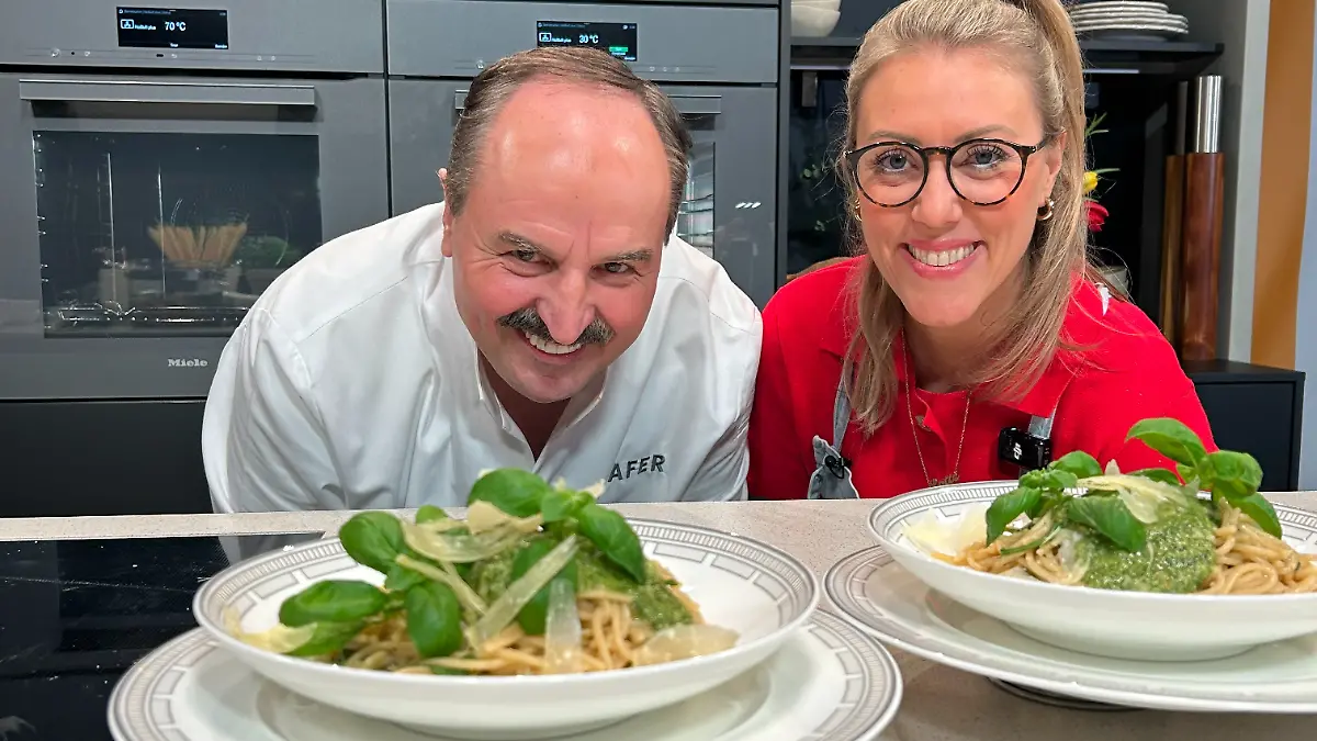 Johann Lafer und RTL-Reporterin Lotte Lang haben Spaghetti mit Basilikumpesto gekocht