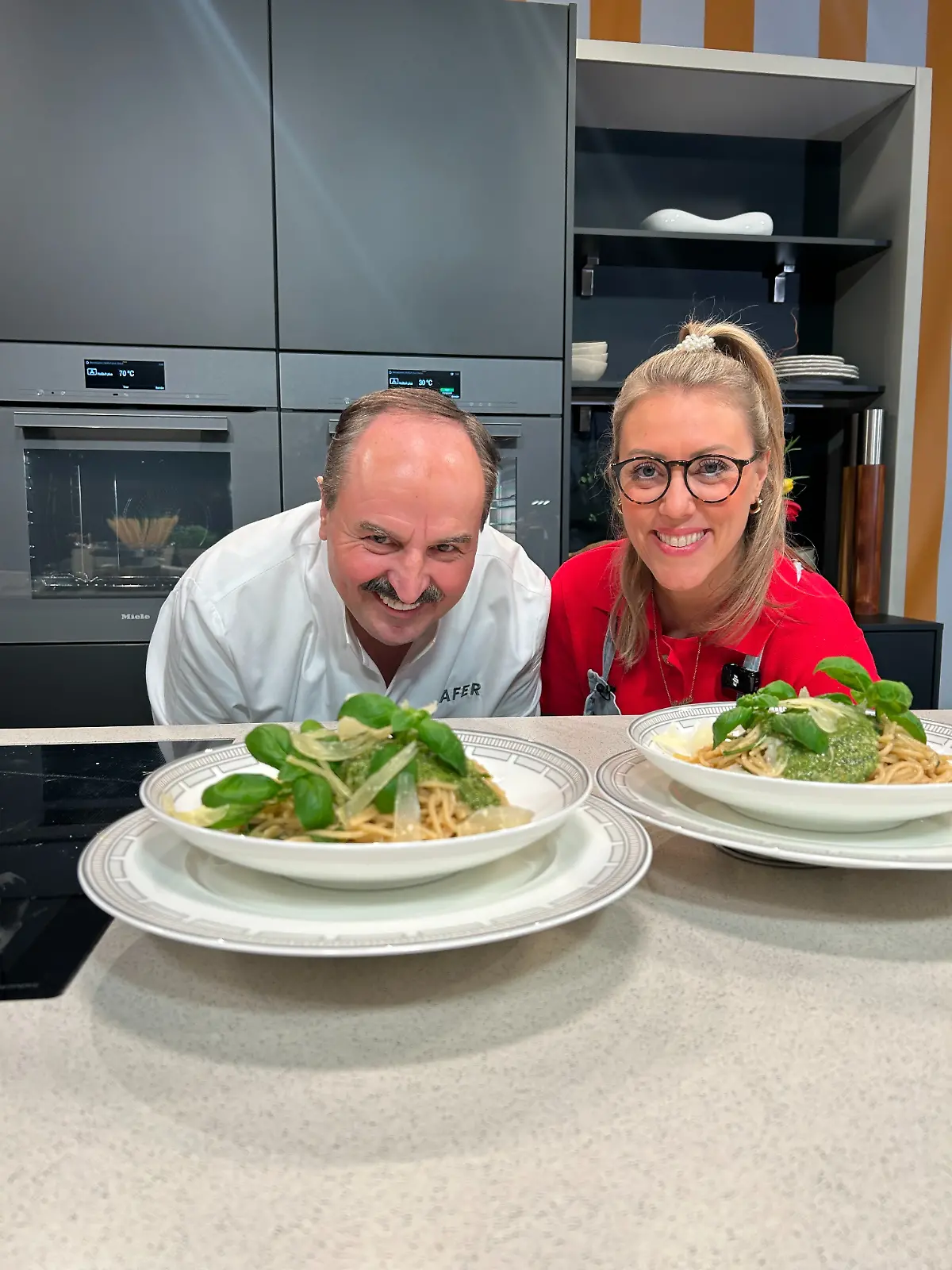 Johann Lafer und RTL-Reporterin Lotte Lang haben Spaghetti mit Basilikumpesto gekocht