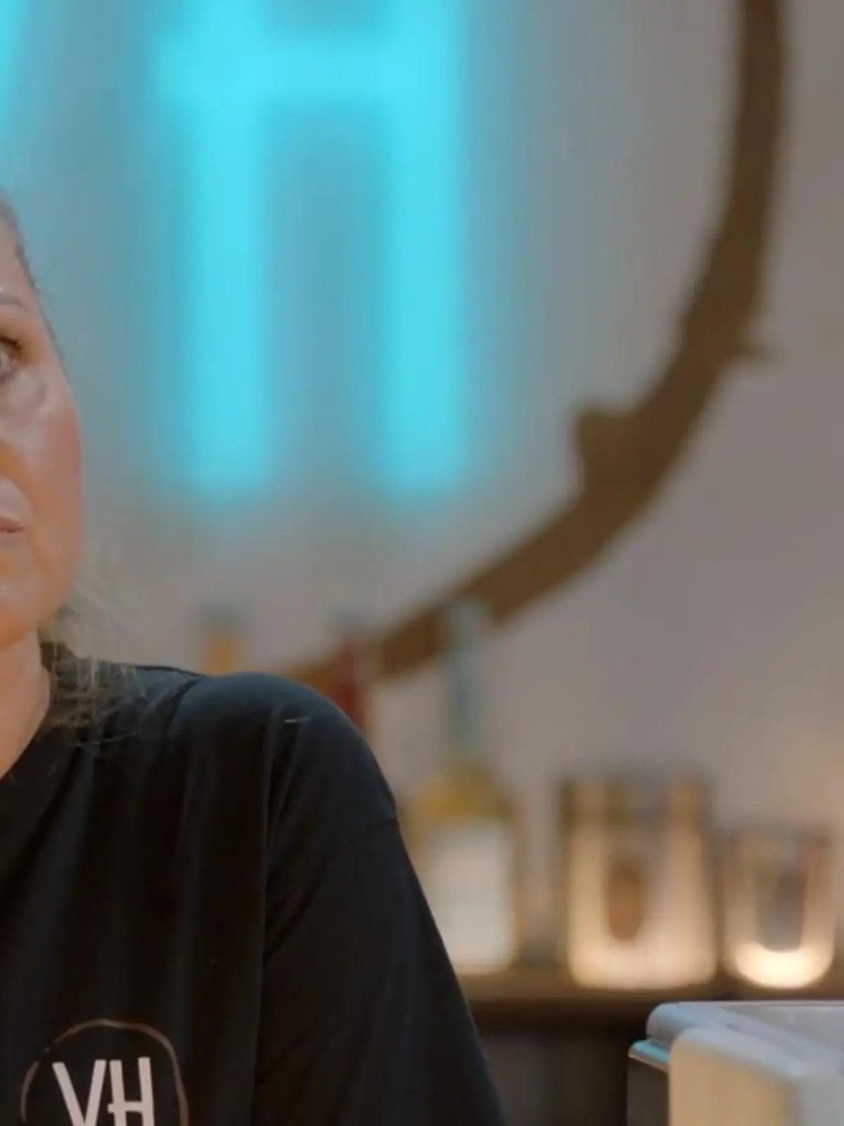 Bild zu: "Sabine erfährt, dass ihr Mann in der Stadt ist"