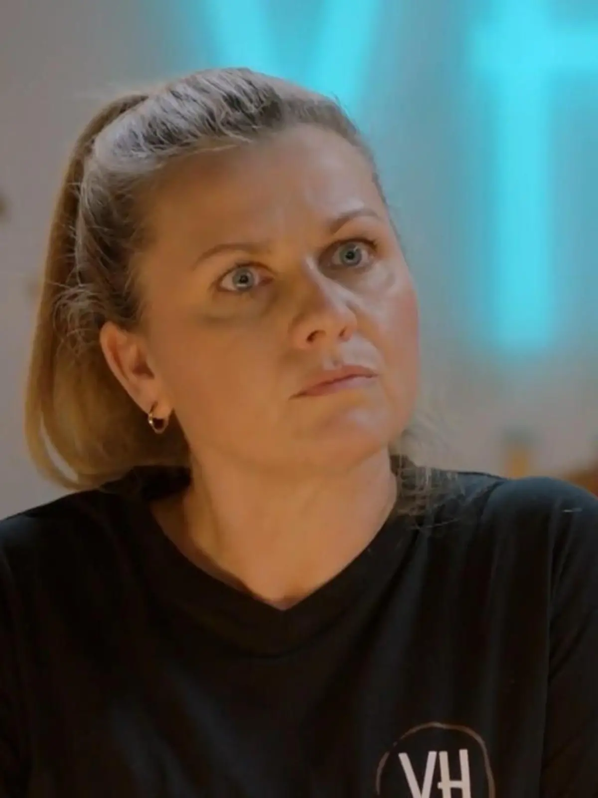 Sabine erfährt, dass ihr Mann in Berlin ist.