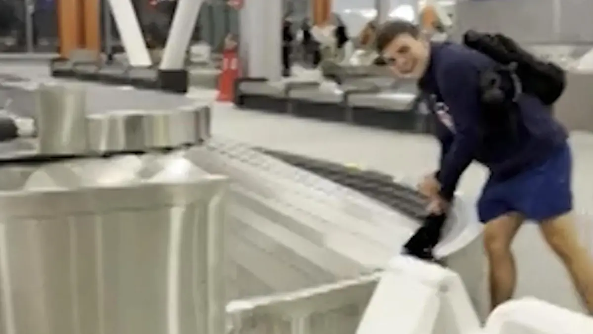 Gepäckband spuckt DAS aus! Hugh (23) blamiert sich am Flughafen bis auf die Unterhose „Das Karussell der Schande!”