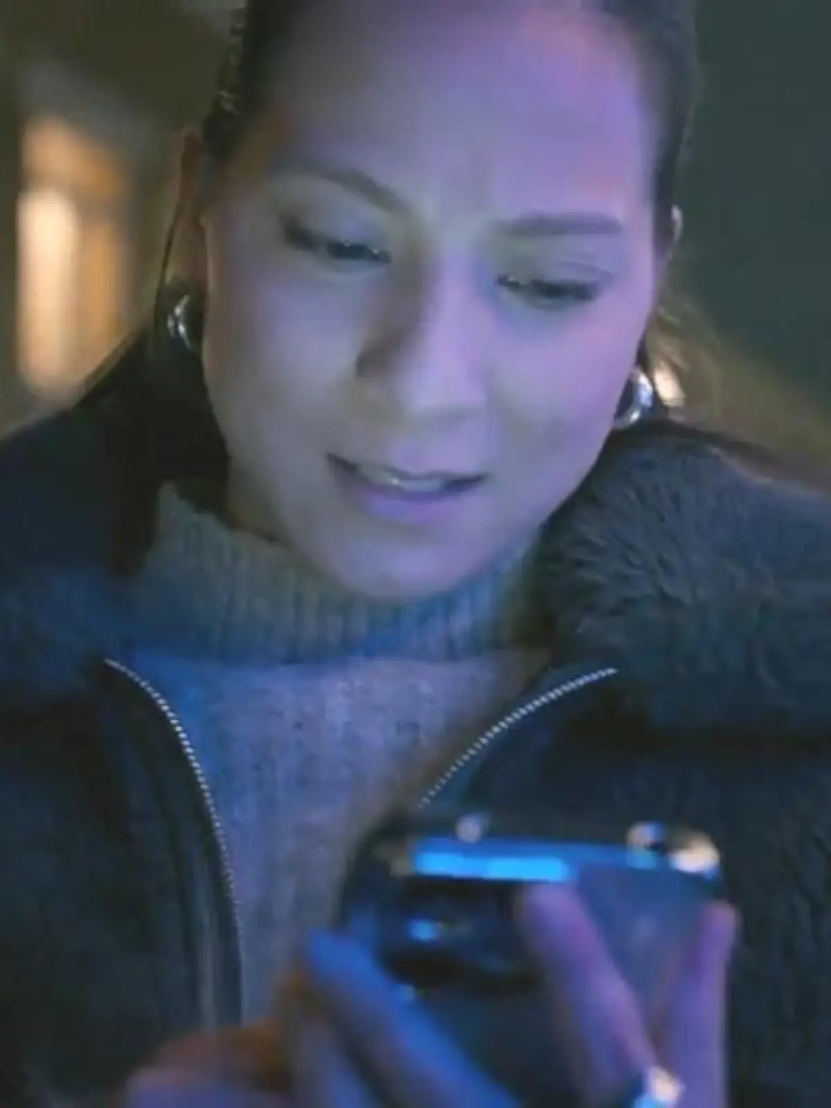 AWZ: Charlie entdeckt Joanas Kuss-Posting