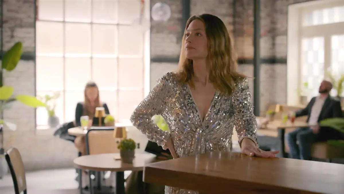 Nathalie präsentiert sich Matteo im sexy Outfit AWZ-Folge vom 02.03.26 auf RTL+