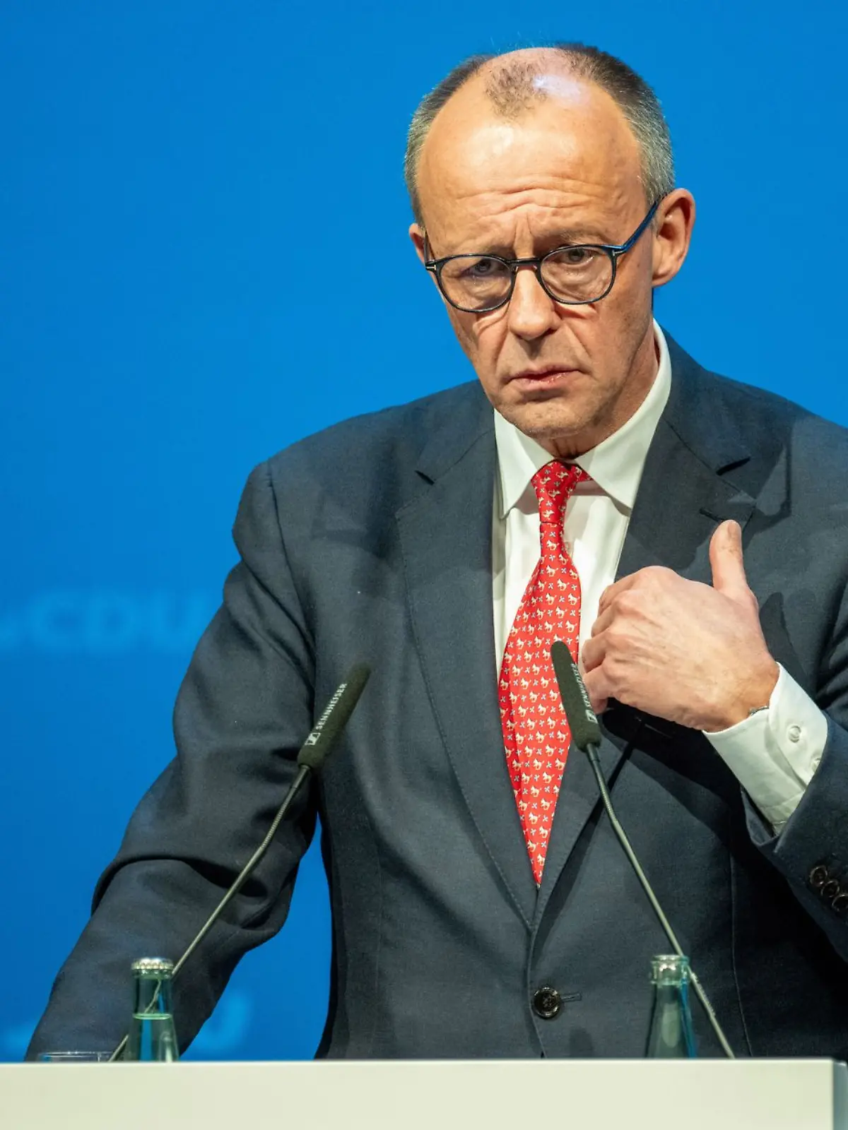 Bild zu: "Jeder fünfte Deutsche hätte lieber einen autoritären Herrscher in Deutschland"