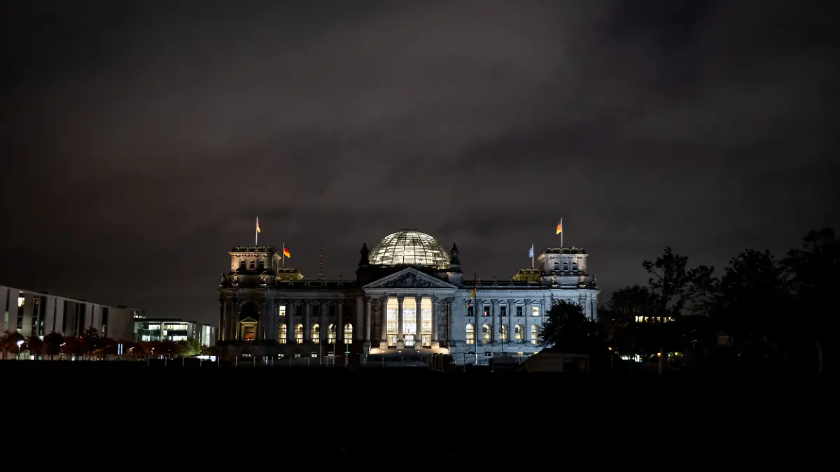 Alarm im Berliner Reichstagsgebäude: Rund 80 Feuerwehrleute sind nach einem Gefahrstoff-Alarm im Einsatz. 