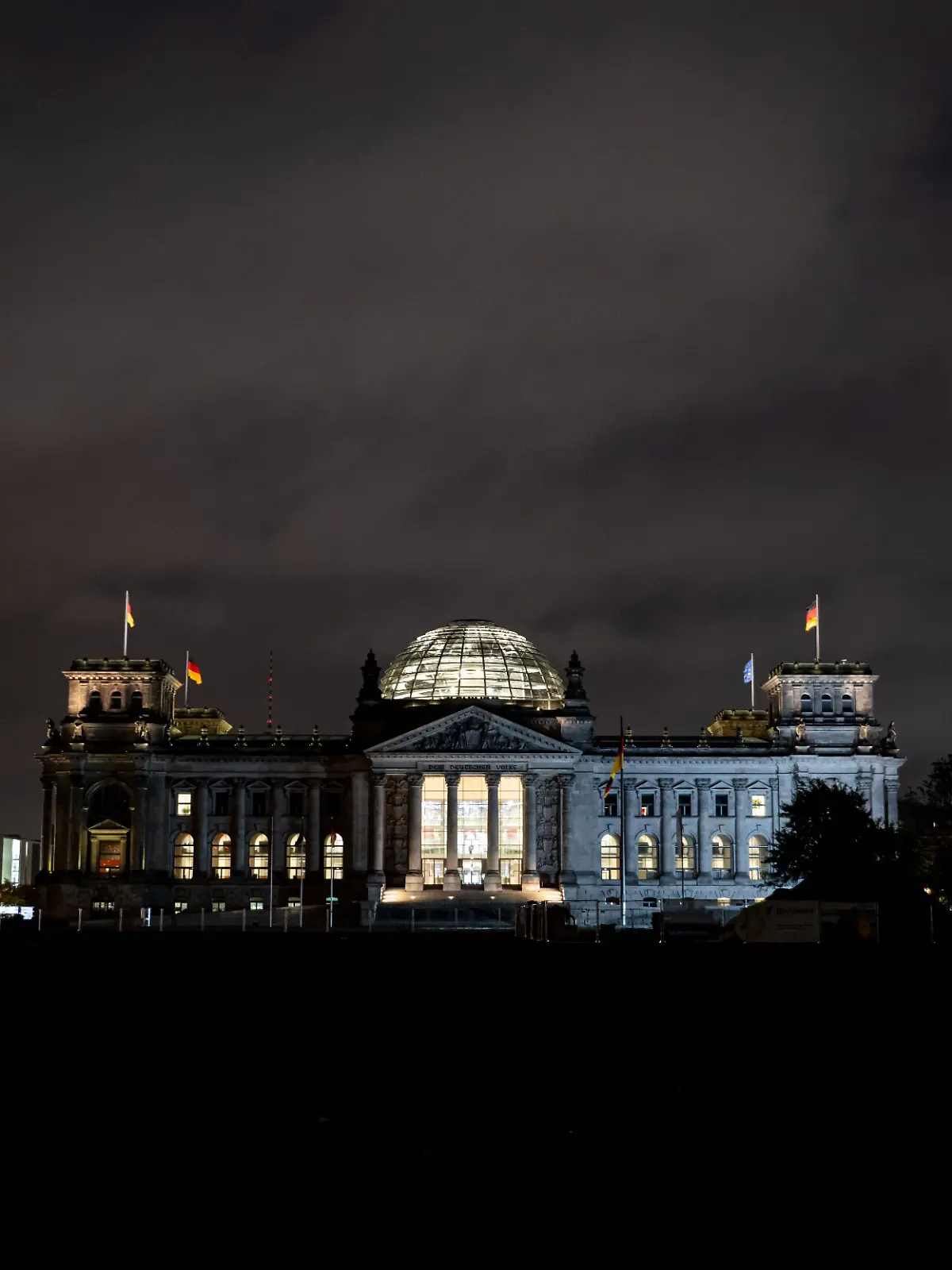 Alarm im Berliner Reichstagsgebäude: Rund 80 Feuerwehrleute sind nach einem Gefahrstoff-Alarm im Einsatz. 