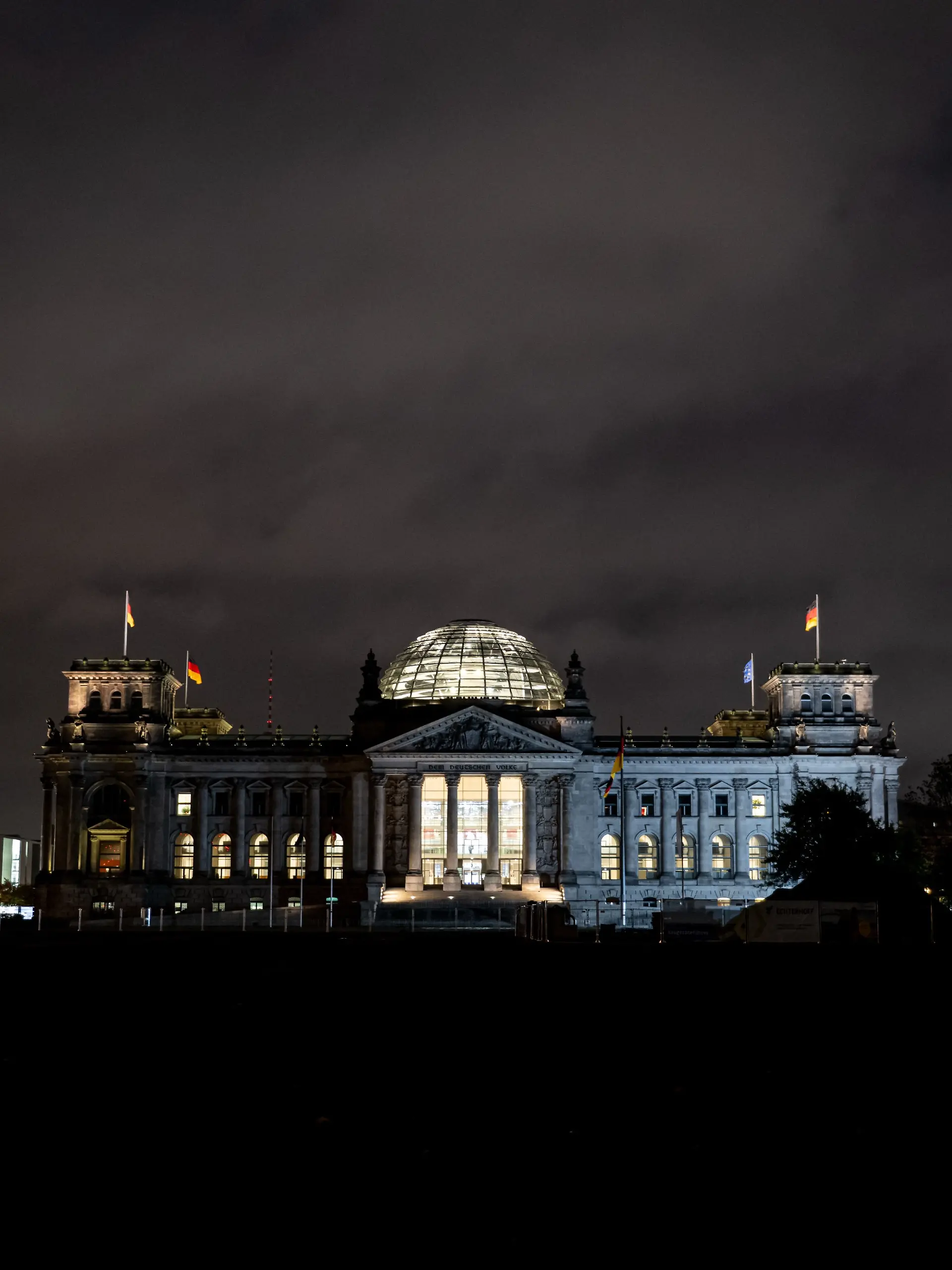 Alarm im Berliner Reichstagsgebäude: Rund 80 Feuerwehrleute sind nach einem Gefahrstoff-Alarm im Einsatz. 