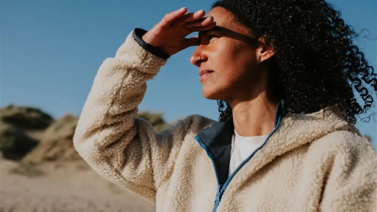 Frau trägt einen Fleece-Pullover.