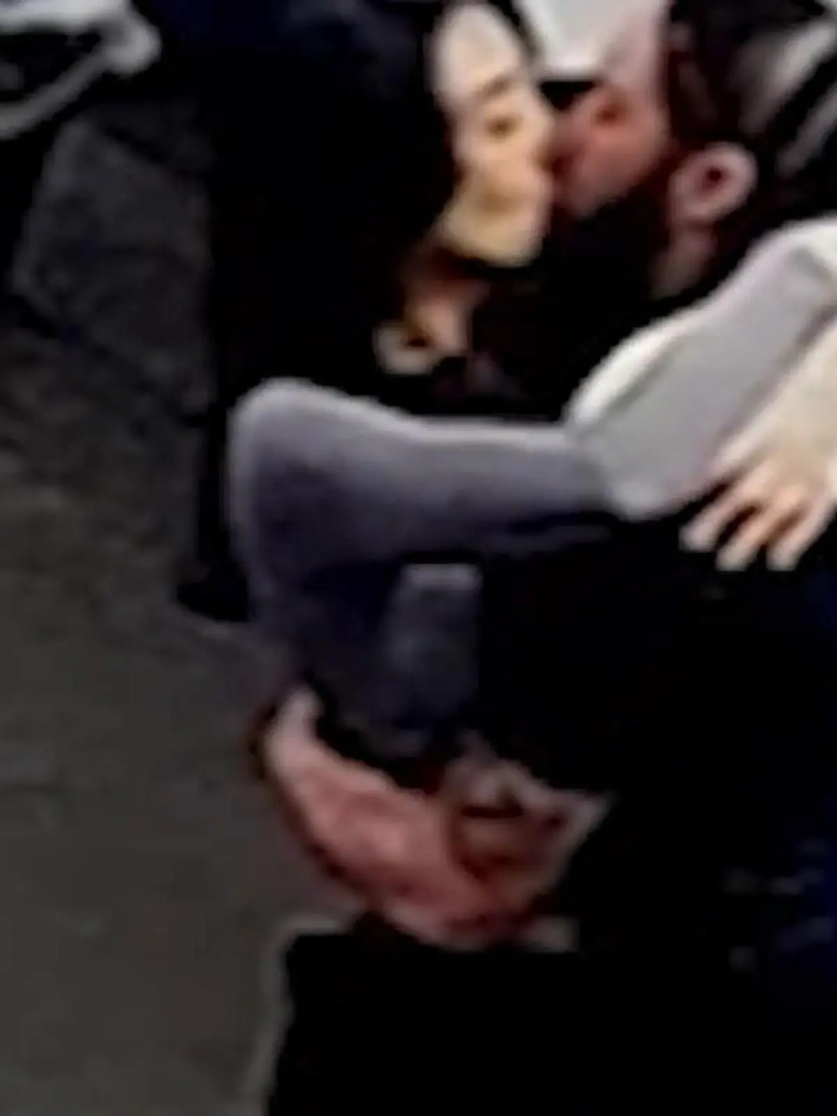 Verbotene Liebe! Dieser Kuss bringt sie in den Knast – Frau knutscht mit Mörder