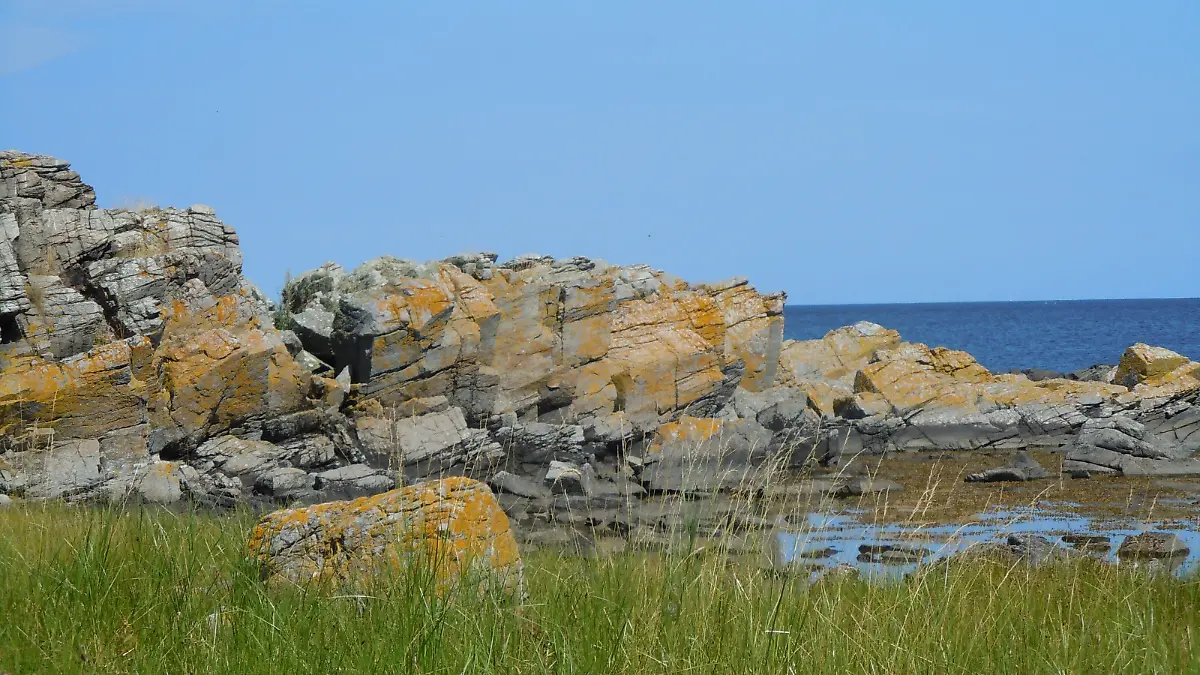 An der steinigen Ostküste der dänischen Ostseeinsel Bornholm gibt es ruhige Badebuchten. Aufgenommen am 31. Juli 2010. Foto Uwe Gerig