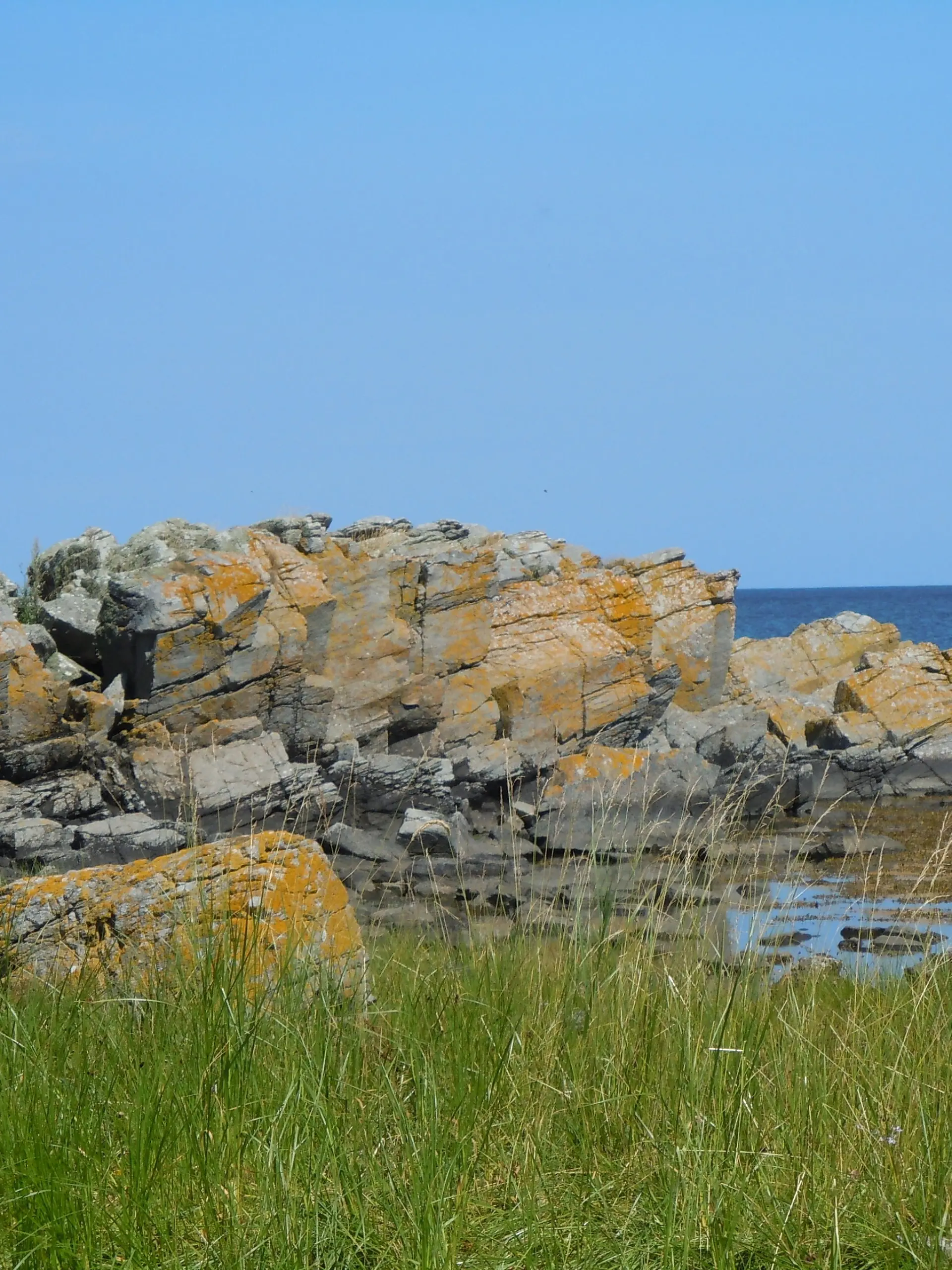 An der steinigen Ostküste der dänischen Ostseeinsel Bornholm gibt es ruhige Badebuchten. Aufgenommen am 31. Juli 2010. Foto Uwe Gerig