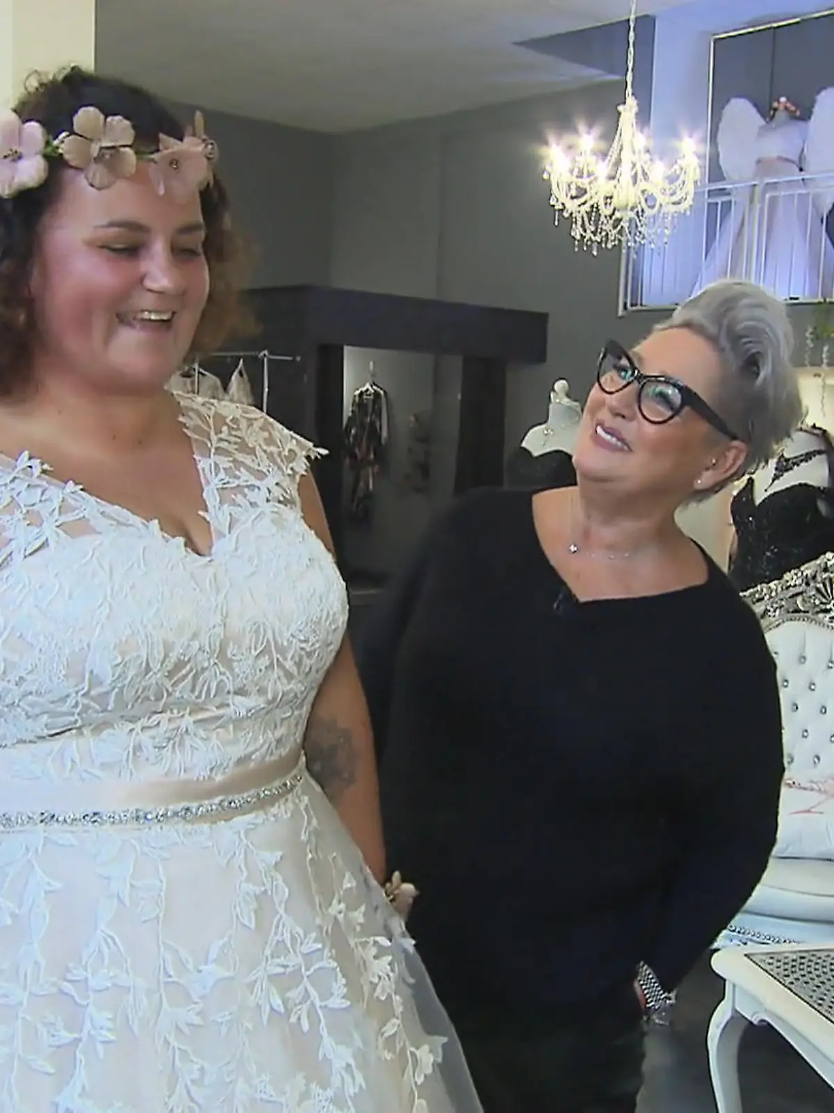 Bild zu: "Jenny ist positiv überrascht vom Brautkleid"