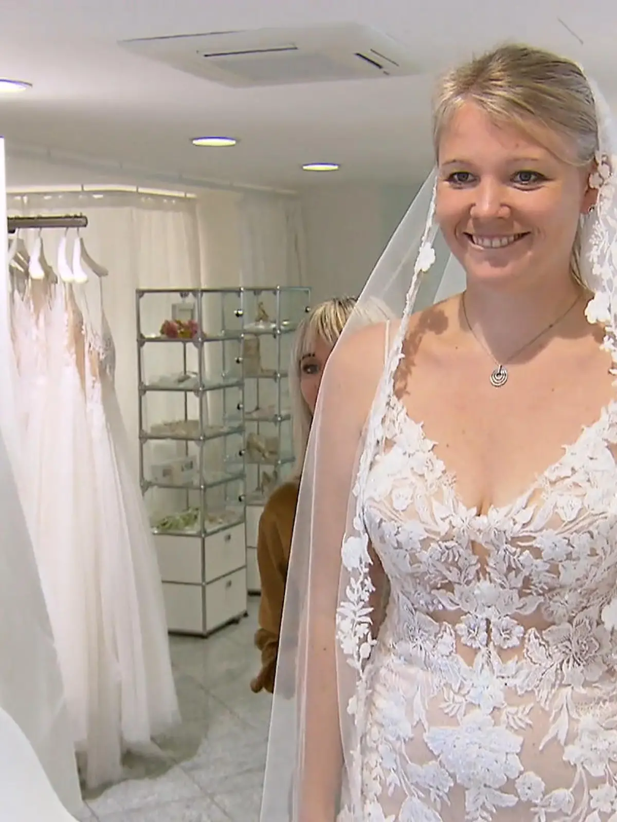 Bild zu: "Zündet bei Mara der Traumkleid-Funke?"