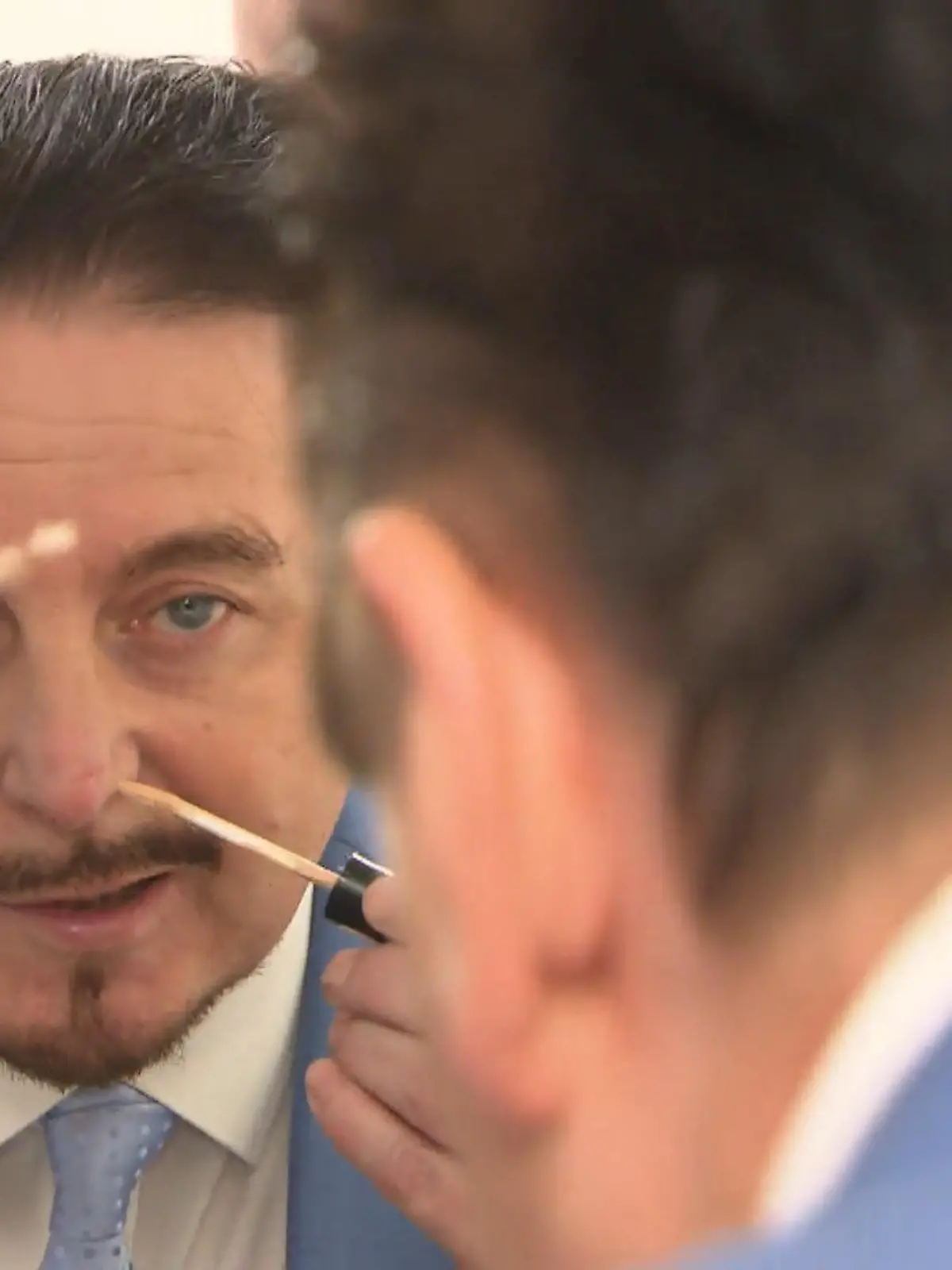 Bild zu: "Uwe muss seinen Kratzer abdecken"