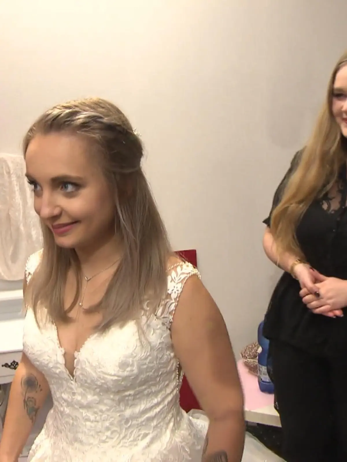 Bild zu: "Wie fühlt sich Braut Vanessa in den Kleidern?"