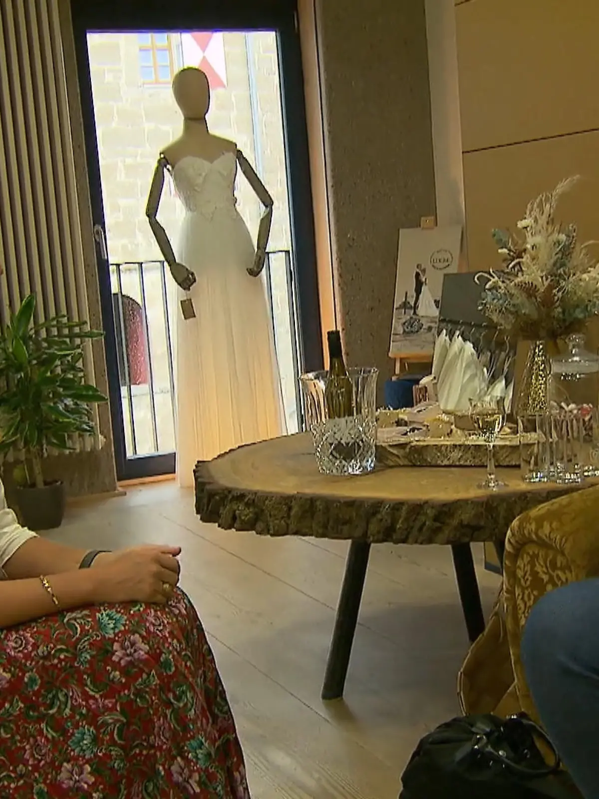 Bild zu: "Eine ganz besondere Anprobe für Julia"