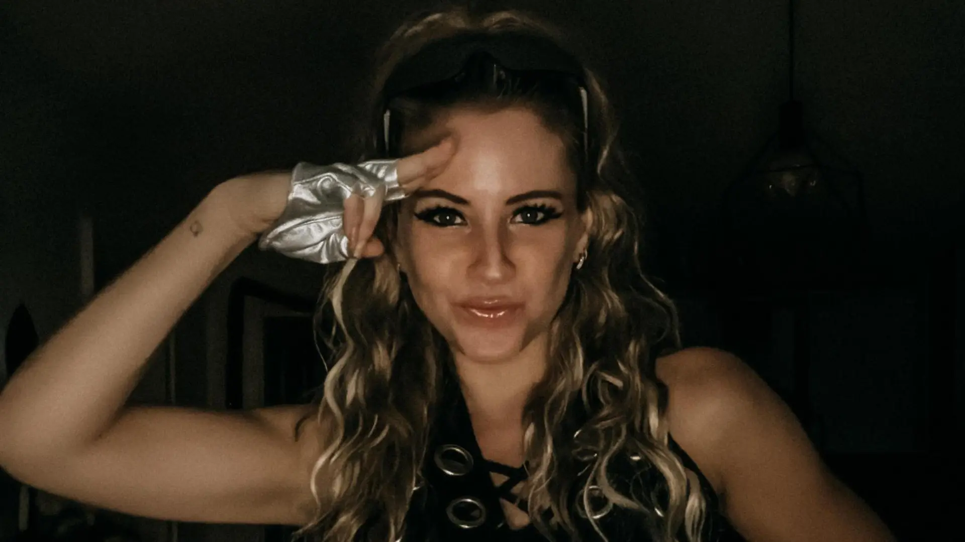 Ballermann-Star Kati Zucker hat immer gute Laune. Nur bei den Nachrichten der Männer fällt ihr das zunehmend schwer.