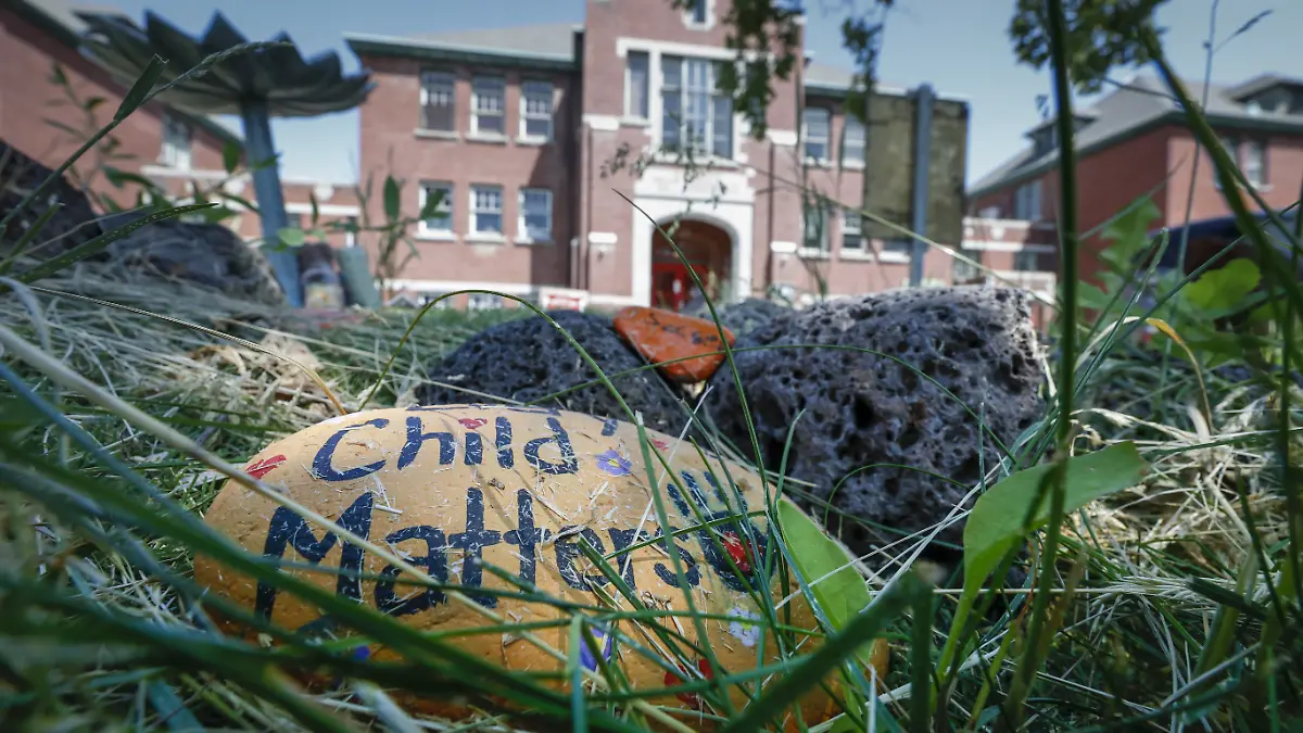 Piedra pintada a mano frente a la escuela residencial india Kamloops