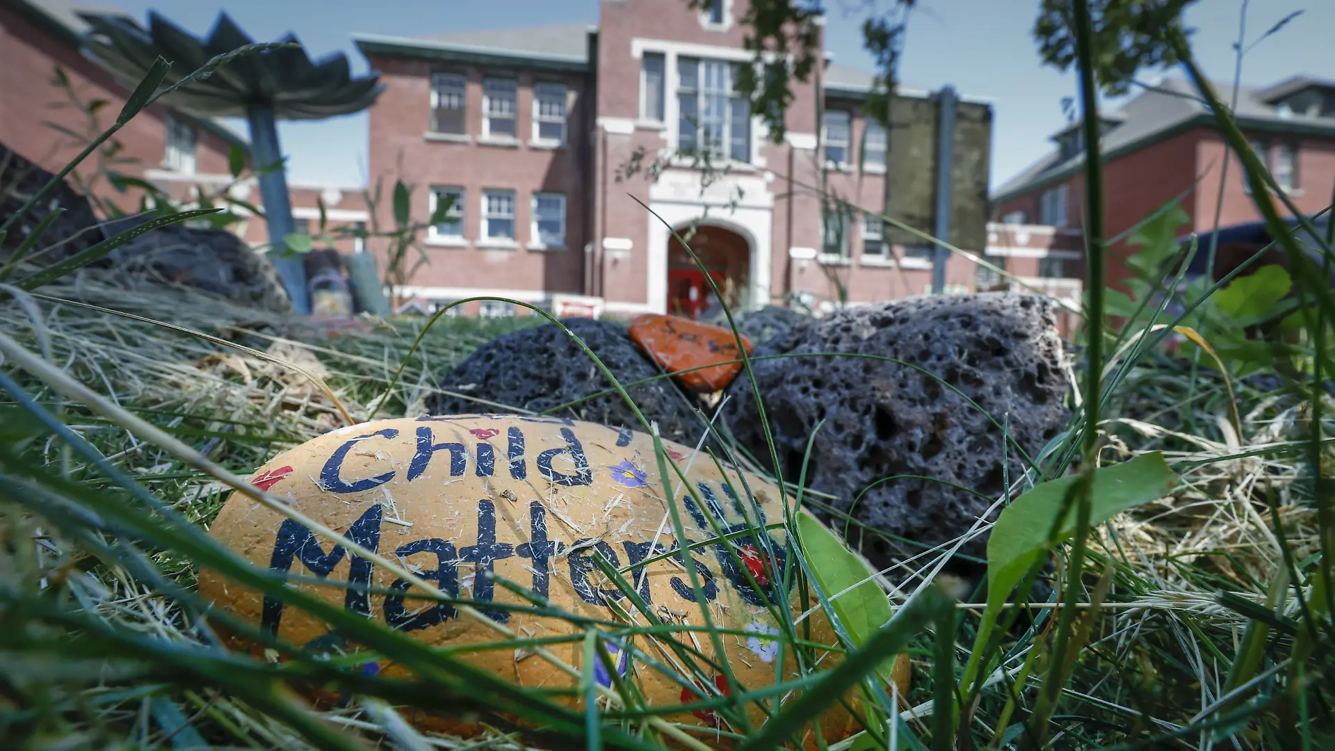 Handbemaler Stein vor der Kamloops Indian Residential School