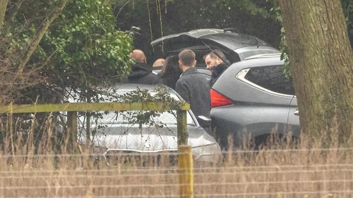 Die ersten Fotos! HIER wird Ex-Prinz Andrew Mountbatten-Windsor festgenommen Verwicklungen im Epstein-Skandal?