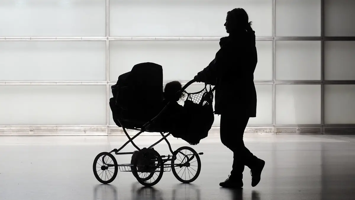 Junge Frau mit Kinderwagen