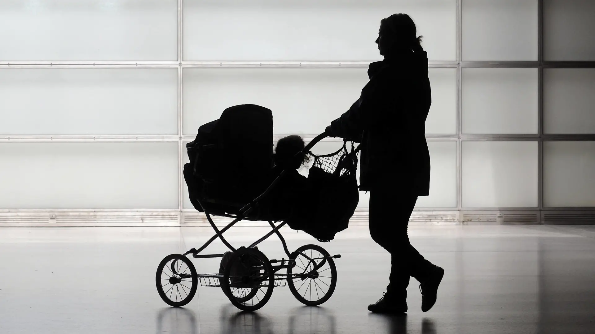  Junge Frau mit Kinderwagen