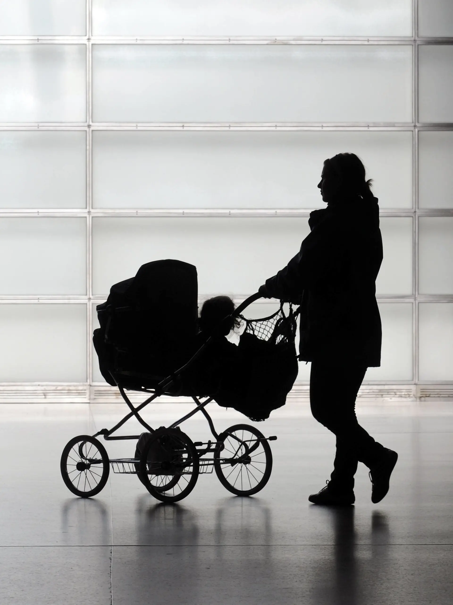 Junge Frau mit Kinderwagen