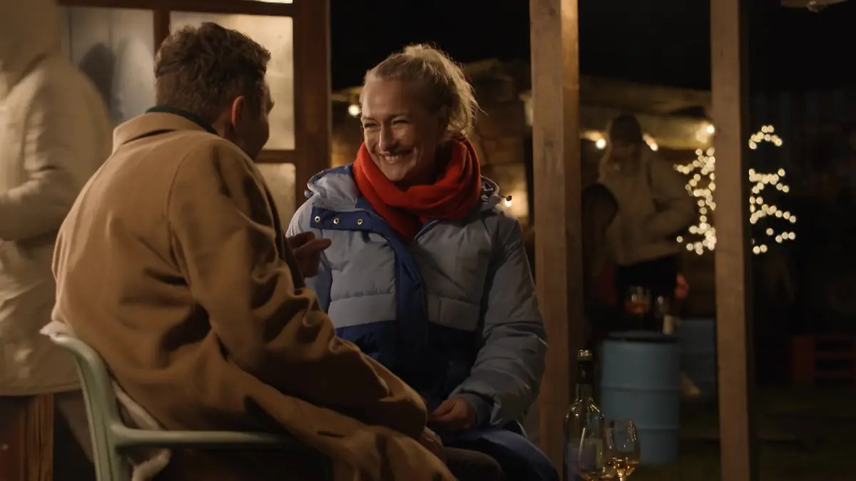 Maren lässt sich auf einen Flirt mit einem fremden Mann ein. 