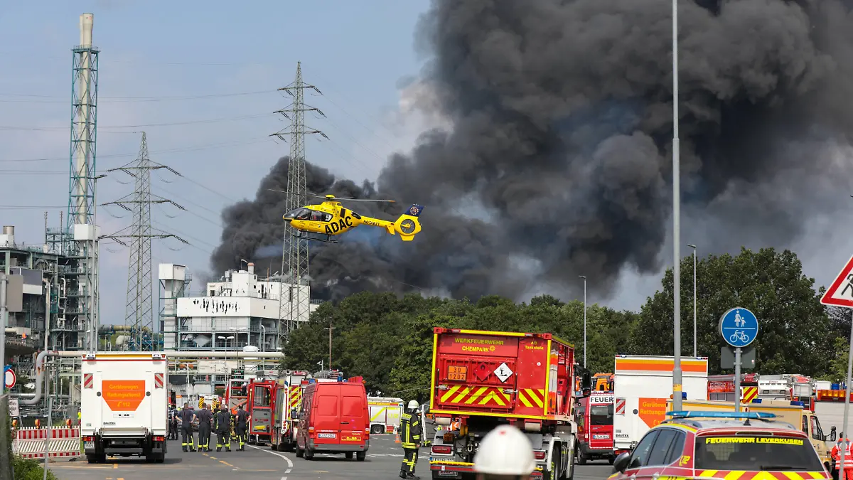 Explosion in Chemiepark Leverkusen Großeinsatz nach Explosion in Chemiepark in Leverkusen Massive Rauchsäule, Bevölkerungswarnung, mehrere Vermisste Leverkusen *** Explosion at chemical park in Leverkusen Large-scale operation after explosion at chemical park in Leverkusen Massive column of smoke, population warning, several people missing Leverkusen