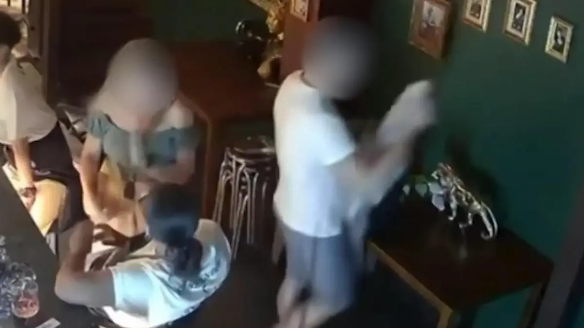 Er klaut, sie lenkt ab! Dreistes Touri-Duo lässt goldenen Löwen mitgehen Raubzug beim Bar-Besuch