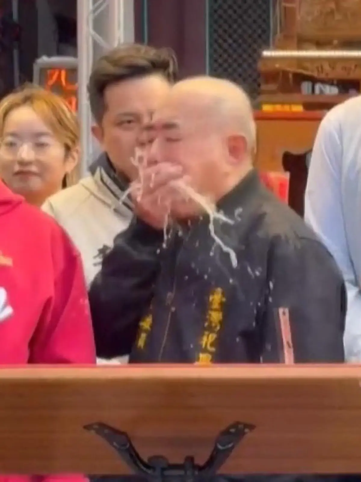 Bild zu: "Kotzattacke auf Präsidenten! Diese Rede endet übel im Blumenkübel"