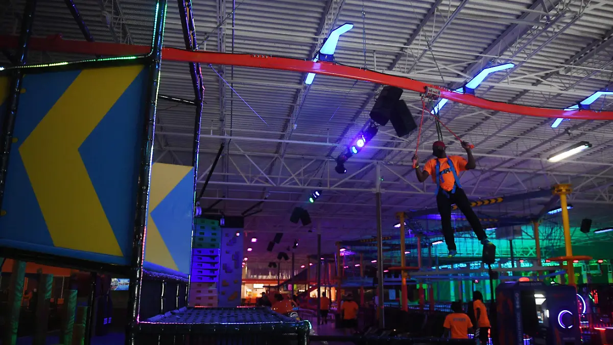 Knox stürzte sechs Meter auf den Boden.