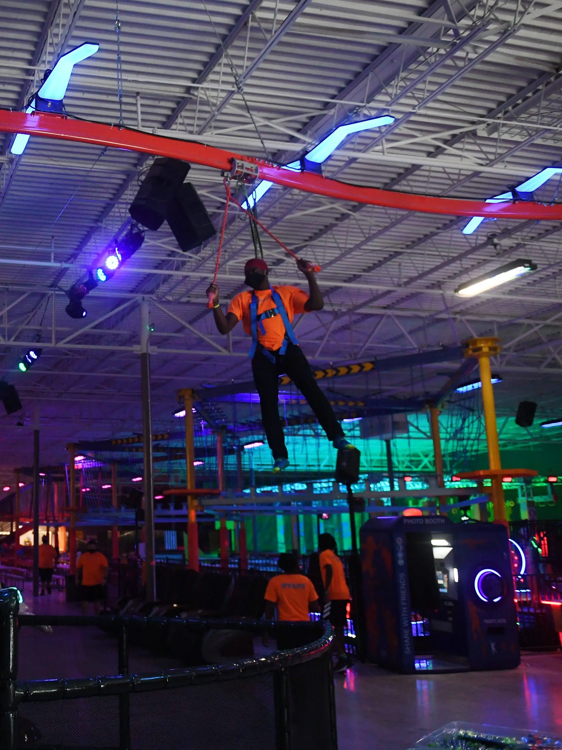 Bild zu: "Geburtstags-Horror im Indoor-Spielplatz! Junge (10) stürzt sechs Meter in die Tiefe"